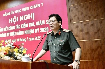 Trung tướng, Giáo sư, Tiến sĩ Nghiêm Đức Thuận, Bí thư Đảng ủy, Chính ủy Học viện Quân y phát biểu tại hội nghị.