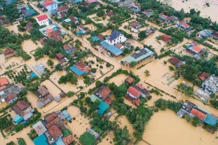 Người dân và doanh nghiệp chịu ảnh hưởng nặng nề bởi lũ lụt. (Ảnh minh họa)