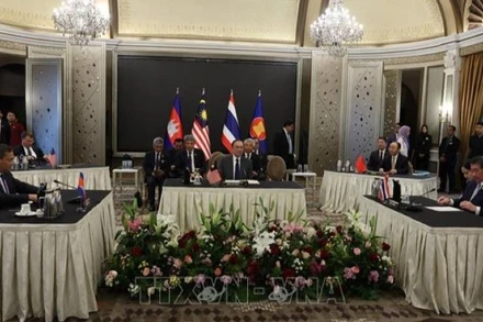 Thủ tướng Campuchia Hun Manet (trái, phía trước), Quyền Thủ tướng Thái Lan Phumtham Wechayachai (phải, phía trước) trong cuộc đàm phán tại Putrajaya do Thủ tướng Malaysia Anwar Ibrahim chủ trì, ngày 28/7/2025. (Ảnh: THX/TTXVN)