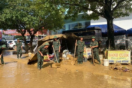 Lực lượng quân đội dọn dẹp vệ sinh, khắc phục hậu quả lũ lụt tại phường Phan Đình Phùng, tỉnh Thái Nguyên. (Ảnh: NÔNG VUI)