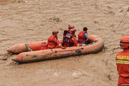 Lực lượng cứu hộ làm nhiệm vụ tại khu vực ngập lụt ở Khánh Dương, tỉnh Cam Túc (Trung Quốc). Ảnh: (THX/TTXVN)