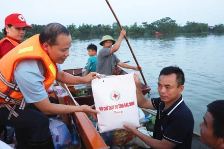 Hội Chữ thập đỏ tỉnh Bắc Ninh tổ chức các đoàn công tác đến thăm hỏi, tặng quà cho người dân tại các xã Tiên Lục, Mỹ Thái và Ngọc Thiện.