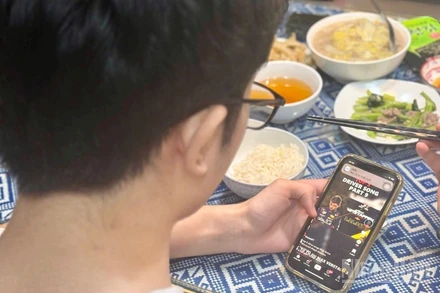 Tác hại rõ nhất của việc vừa ăn vừa dùng điện thoại là “ăn uống vô thức”, 