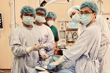 Ê-kíp các bác sĩ Bệnh viện K phẫu thuật thay khớp gối tăng trưởng cho bệnh nhi 10 tuổi mắc ung thư xương đầu dưới xương đùi.