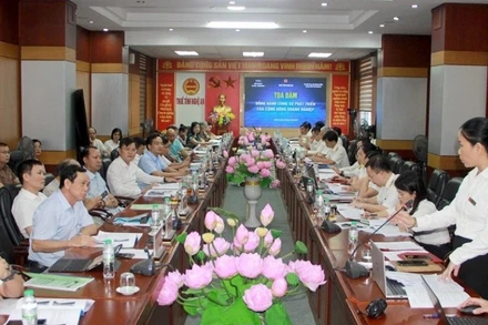 Lãnh đạo ngành thuế đối thoại với doanh nghiệp để tháo gỡ khó khăn, vướng mắc trong thực hiện chính sách thuế, góp phần cải thiện môi trường đầu tư, thúc đẩy phát triển sản xuất, kinh doanh. (Ảnh: QUANG AN)