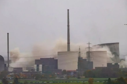 Hai tháp làm mát của nhà máy điện hạt nhân Gundremmingen đã ngừng hoạt động bị sập trong quá trình phá dỡ, tại Gundremmingen, Đức. (Nguồn: DPA)