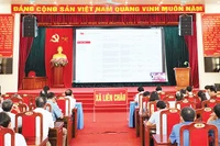 Cán bộ, đảng viên xã Liên Châu tập huấn sử dụng sổ tay đảng viên điện tử.