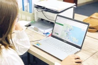Người dân tra cứu trên hệ thống tra cứu trực tuyến về thông tin quy hoạch, đất đai. (Ảnh NGUYỄN VÂN)