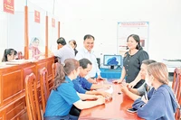 Các bạn đoàn viên, thanh niên hỗ trợ người dân thực hiện thủ tục hành chính tại Trung tâm phục vụ hành chính công xã Nhơn Phú.