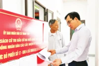 Bí thư Đảng ủy xã Thanh Thủy chuẩn bị công tác bầu cử tại điểm bầu cử trên địa bàn xã.