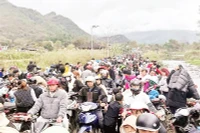 Tình trạng ùn ứ, ách tắc giao thông thường xuyên xảy ra tại các tuyến đường trên vùng cao nguyên đá Đồng Văn trong dịp cao điểm đón khách du lịch.