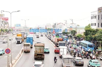 Quốc lộ 22 là trục giao thông huyết mạch nối Thành phố Hồ Chí Minh với Tây Ninh, được Thành phố Hồ Chí Minh đầu tư mở rộng theo phương thức đối tác công-tư với kinh phí đầu tư 10.400 tỷ đồng. (Ảnh VÕ LÊ)