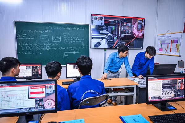Việc phối hợp đào tạo nhân lực theo nhu cầu của thị trường sẽ góp phần “tạo nguồn” để cơ cấu lại lao động.