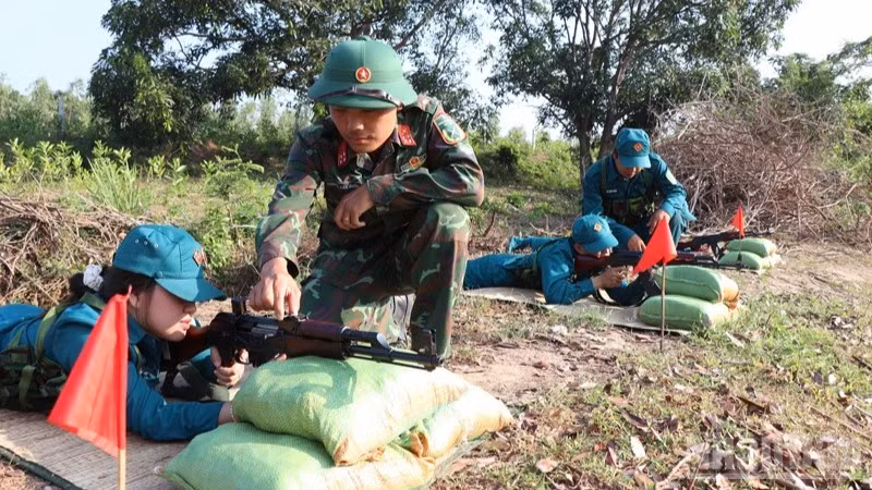 Một buổi huấn luyện kỹ thuật sử dụng súng cho lực lượng dân quân tự vệ phường Ba Ngòi, tỉnh Khánh Hòa. (Ảnh: NGUYỄN TRUNG)