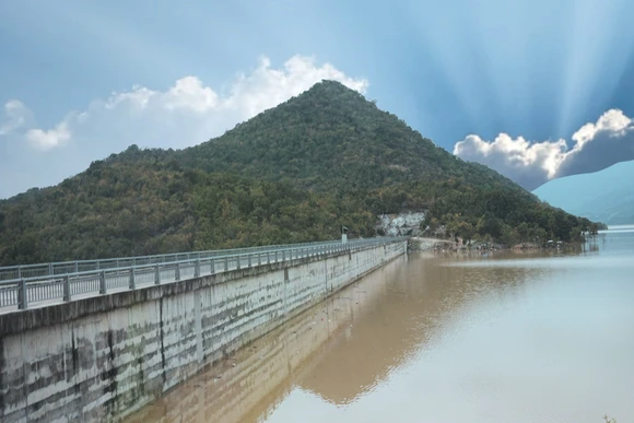 Hồ chứa nước Sông Cái thuộc hệ thống thủy lợi Tân Mỹ cung cấp nguồn nước cho tưới tiêu và nhà máy Thuỷ điện tích năng Bác Ái.
