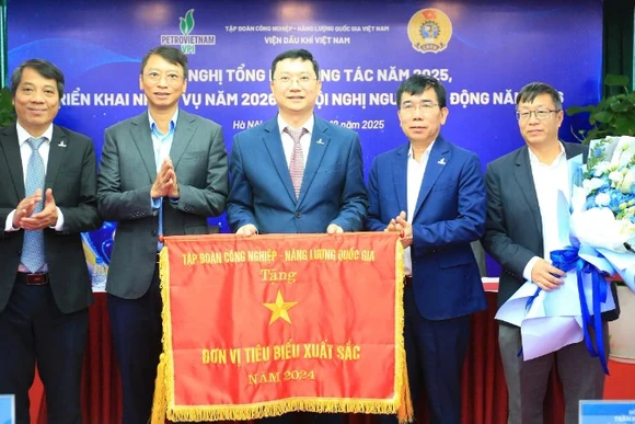 Lãnh đạo Petrovietnam trao Cờ thi đua đơn vị tiêu biểu xuất sắc tặng VPI. (Ảnh: MINH HÀ)
