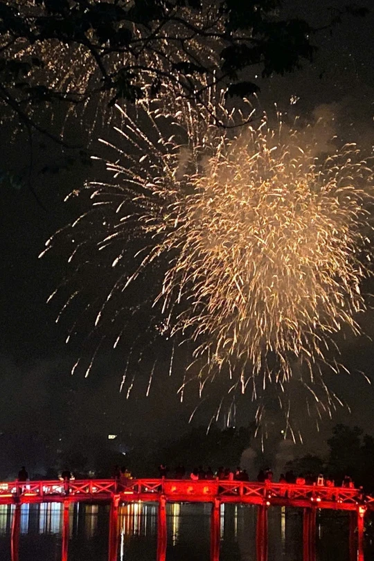 Màn pháo hoa chào đón Năm mới 2026 tại Hồ Hoàn Kiếm