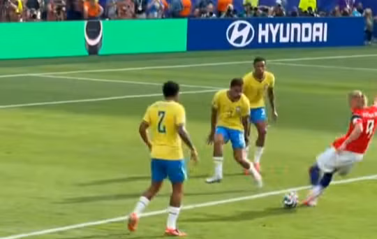 Fancam pha ghi bàn thứ hai của Haaland "kết liễu" Brazil 