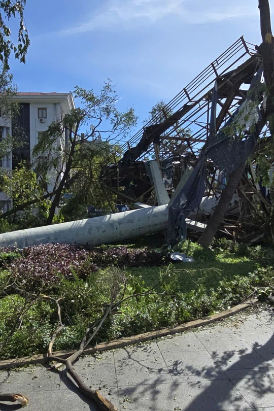 Khu dân cư ở phường ven biển Đắk Lắk tan hoang sau bão số 13