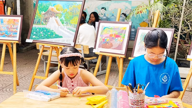 Trẻ khiếm thính tham gia hoạt động ngoại khóa.