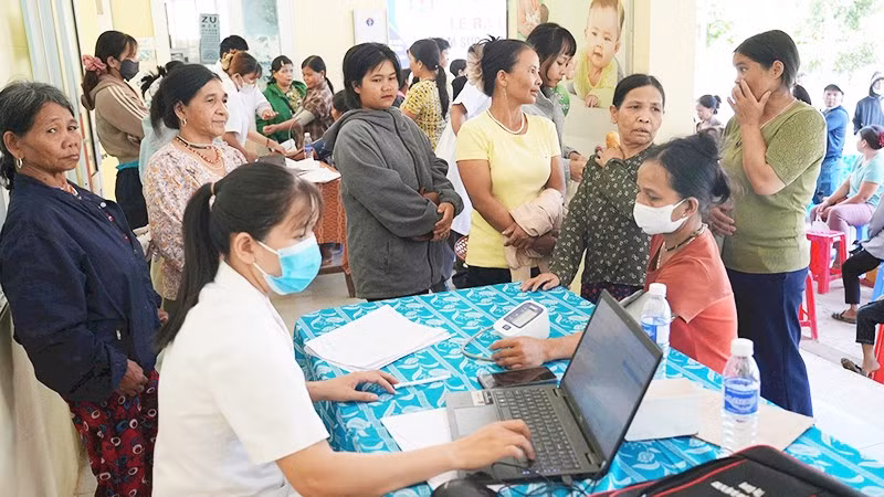 Người dân xã AVương (Đà Nẵng) đến các điểm để khám sức khỏe.
