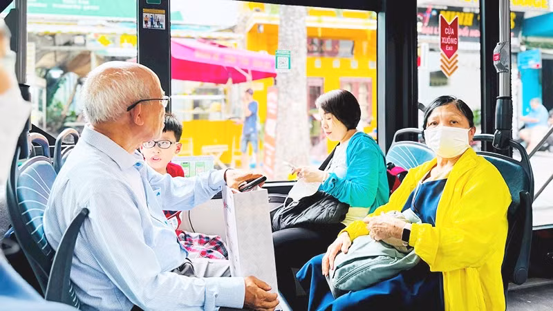 Thành phố Hồ Chí Minh đang tìm nhiều giải pháp để thu hút người dân sử dụng xe bus. Ảnh: THẾ ANH