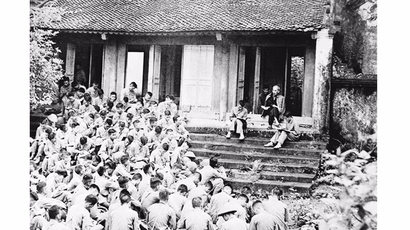 Chủ tịch Hồ Chí Minh nói chuyện với các chiến sĩ Trung đoàn Thủ đô tại Đền Hùng (Phú Thọ) năm 1954. Ảnh tư liệu 