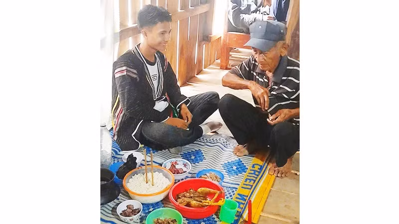 Ông Ksor Thuông (ơi H' Que), buôn Ji, xã Ia Dreh, trong lễ cúng trưởng thành của người Gia Rai.