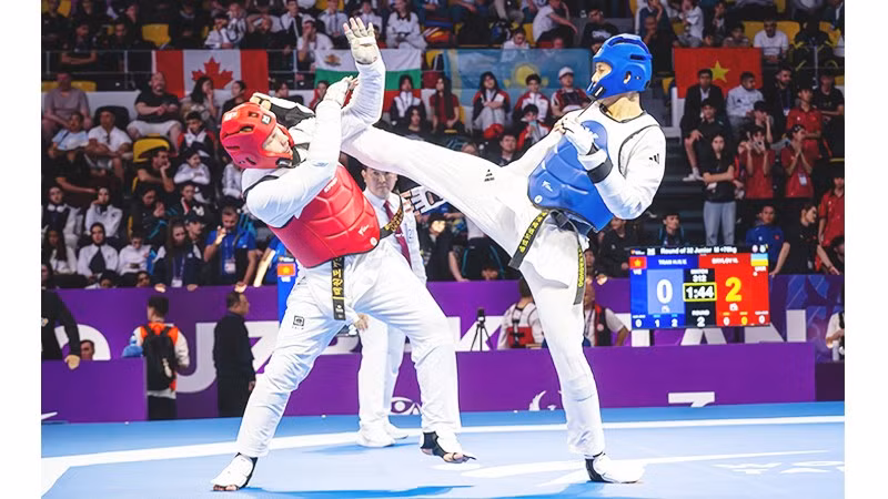 Vận động viên Trần Hồ Nhân Văn (phải) để thua ngay ngày đầu ra quân ở hạng cân trên 78 kg nam.