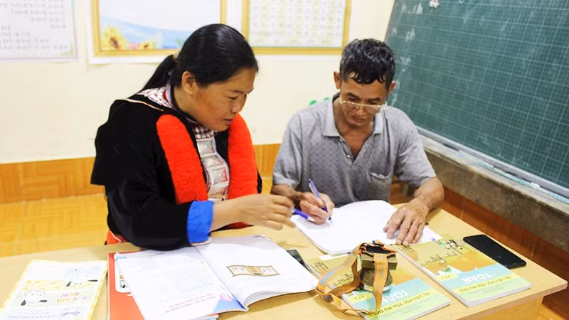 Học viên trao đổi bài học.