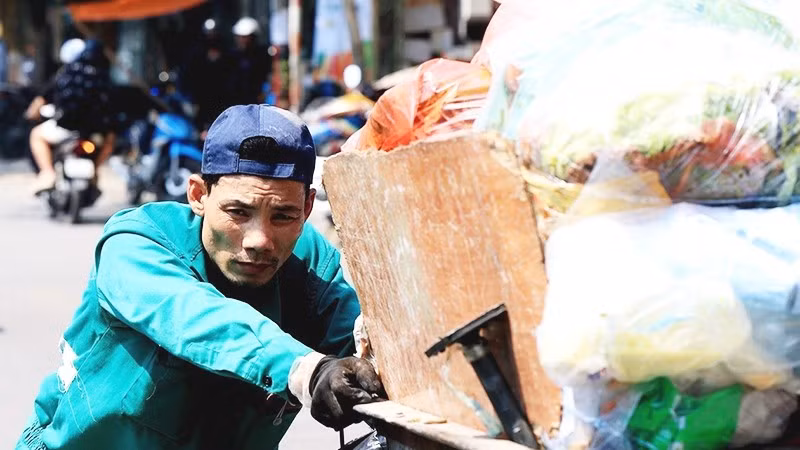 Người lao động mong mỏi tăng lương tối thiểu trước thực tế giá cả tăng hằng ngày. 