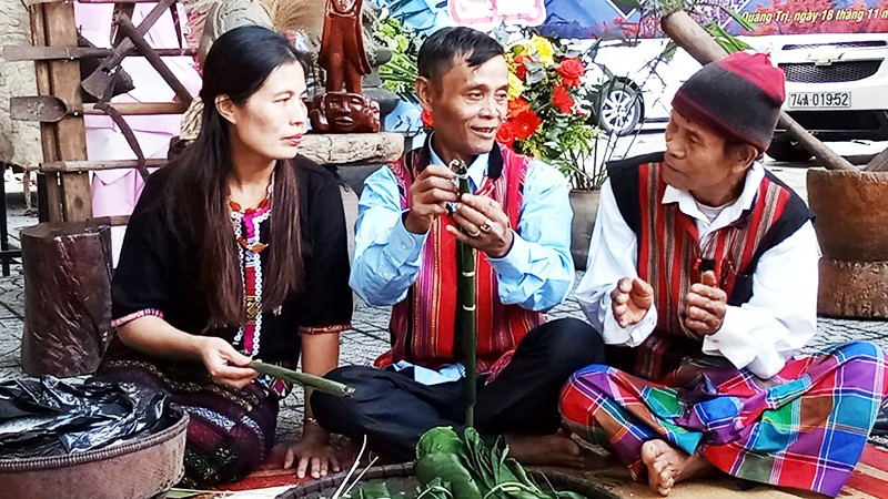 Ông Pả La Ham (ngồi giữa) tham gia hoạt động văn hóa ở địa phương.