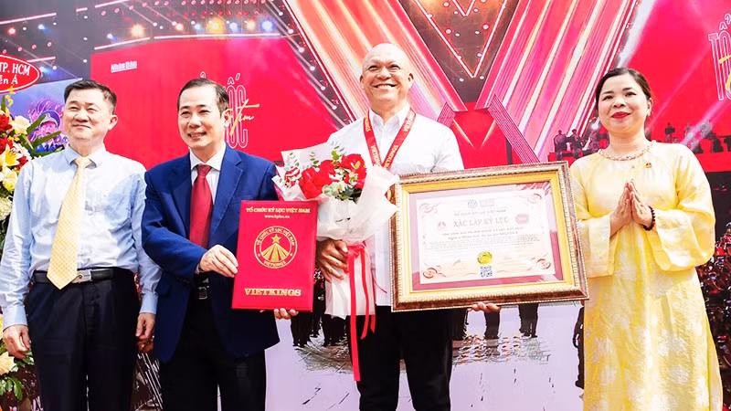 Nhiếp ảnh gia Nguyễn Á nhận kỷ lục Việt Nam