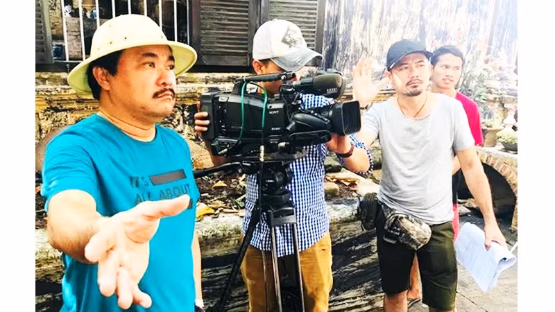 NSƯT Phương Điền chỉ đạo cảnh quay bộ phim “Mẹ Biển” tại Phan Thiết, đầu năm 2025. Ảnh: Đoàn làm phim cung cấp