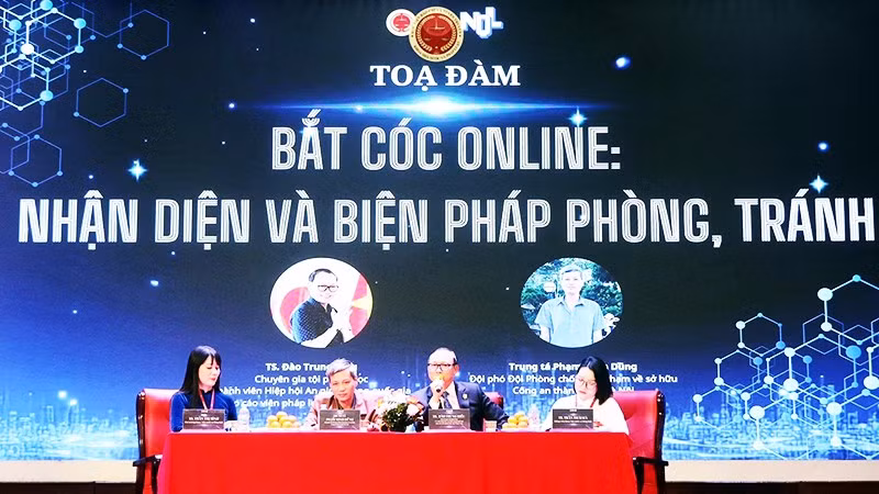 Các chuyên gia chia sẻ kiến thức về phòng, tránh tội phạm online tại buổi tọa đàm.