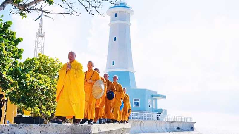 Nguyện cầu bình yên nơi Trường Sa. Ảnh: NGUYỄN TRƯỜNG