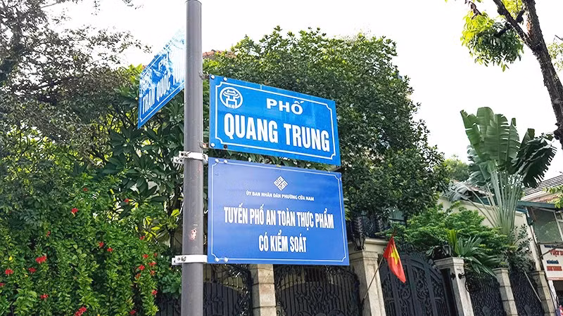 Biển “Tuyến phố an toàn thực phẩm có kiểm soát” được gắn tại ngã tư phố Quang Trung - Trần Quốc Toản.
