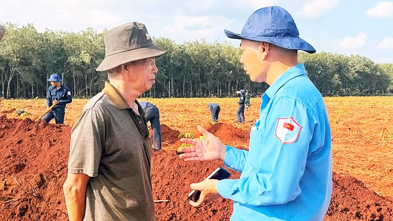 Ông Năm Nhiên trao đổi với Thượng tá Vũ Văn Thọ, Đội trưởng Đội K72.