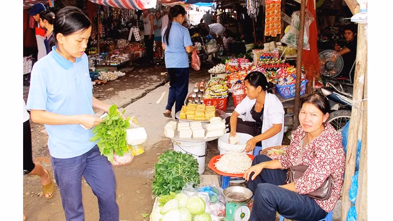 Việc tăng lương tối thiểu có tác động thật sự tích cực đến đời sống người lao động. Ảnh: BẮC SƠN
