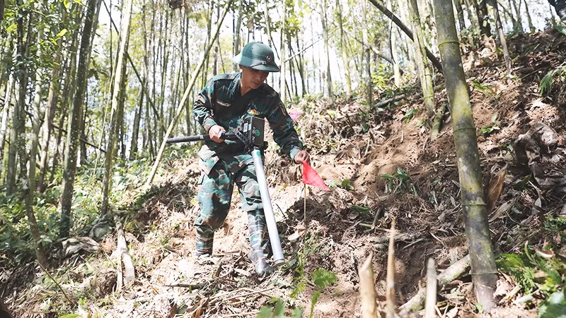 Cắm cờ báo điểm nghi có vật nổ trên điểm cao 1.100 (xã Thanh Thủy, Tuyên Quang). 