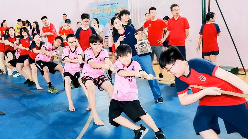 Trò chơi dân gian giúp trẻ được trải nghiệm sinh hoạt nhóm, tập thể và bồi bổ cho tâm hồn những xúc cảm nhân văn.