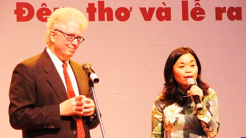 Nhà thơ Kevin Bowen và nhà thơ Nguyễn Phan Quế Mai trong cuộc ra mắt tập thơ "Khúc hát thành Cổ Loa" của ông tại Việt Nam. Ảnh: QUANG HƯNG