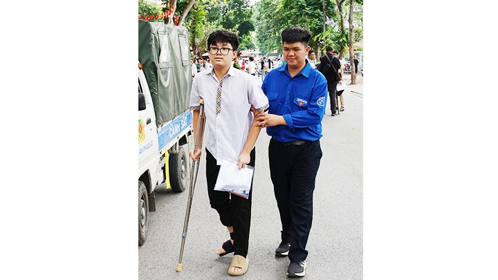 Trợ giúp một thí sinh bị tai nạn vào điểm thi. 42.jpg