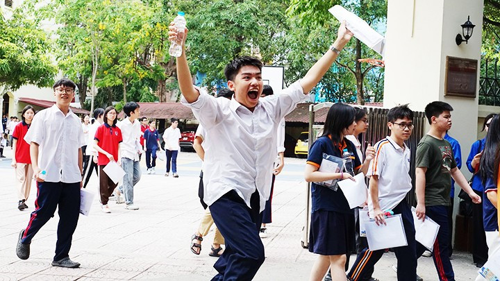 Niềm vui tự tin sau khi hoàn thành bài thi. 43.jpg