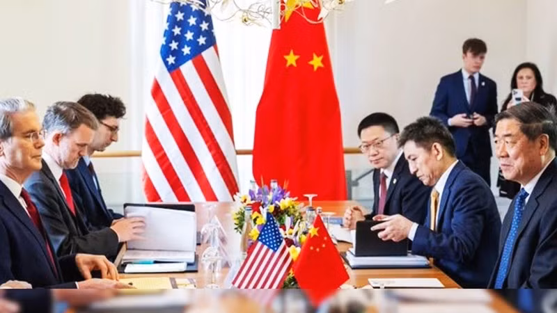 Vòng đàm phán thương mại giữa Mỹ (trái) và Trung Quốc tại Stockholm. Ảnh: AP