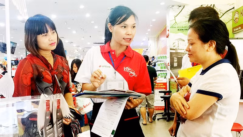 Tư vấn giới thiệu làm thẻ tín dụng tiêu dùng của Ngân hàng VPBank. Ảnh: NAM ANH