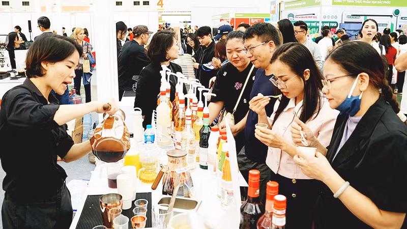 Một thương hiệu trà sữa được giới thiệu đến người tiêu dùng tại hội chợ ngành đồ uống. Ảnh: NGUYỆT ANH