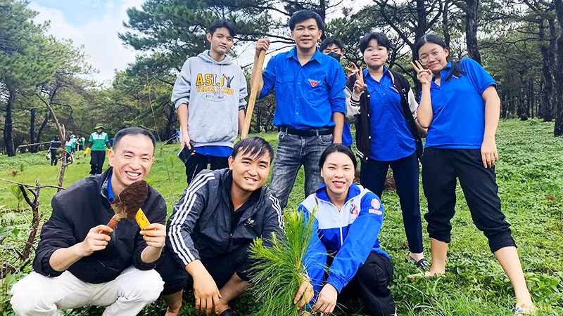 Không chỉ dạy chữ, Thượng úy Thành (ngồi giữa) còn lan tỏa những dự án có ích cho cộng đồng.