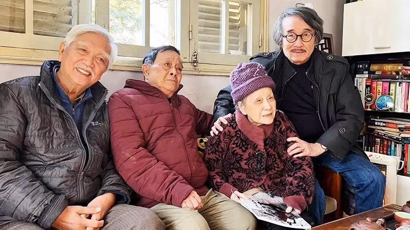 Từ trái qua: Nhà sử học Dương Trung Quốc, nhà báo - nhà nghiên cứu Thế Khoa và TS Thế Hùng đến thăm bà Nghiêm Thúy Băng, phu nhân nhạc sĩ Văn Cao sáng 28 Tết 2025. Ảnh tư liệu trong sách