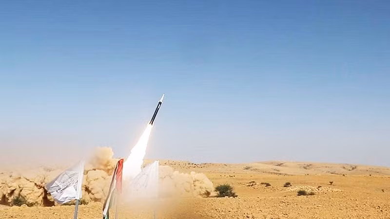 Houthi phóng tên lửa siêu vượt âm Palestine-2 vào lãnh thổ Israel. Ảnh: THE INTERCEPT